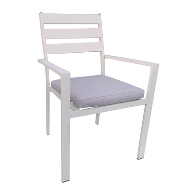 Dostosowane aluminiowe krzesło wyściełane na zewnątrz En581 o szerokości 56 cm w stosie
